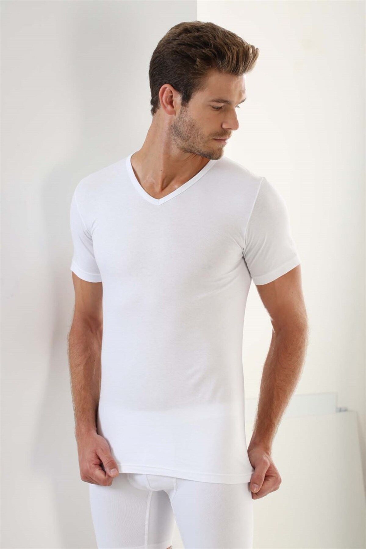 Erkek Basic Slim Fit %100 Pamuk V Yaka Kısa Kollu T-shirt